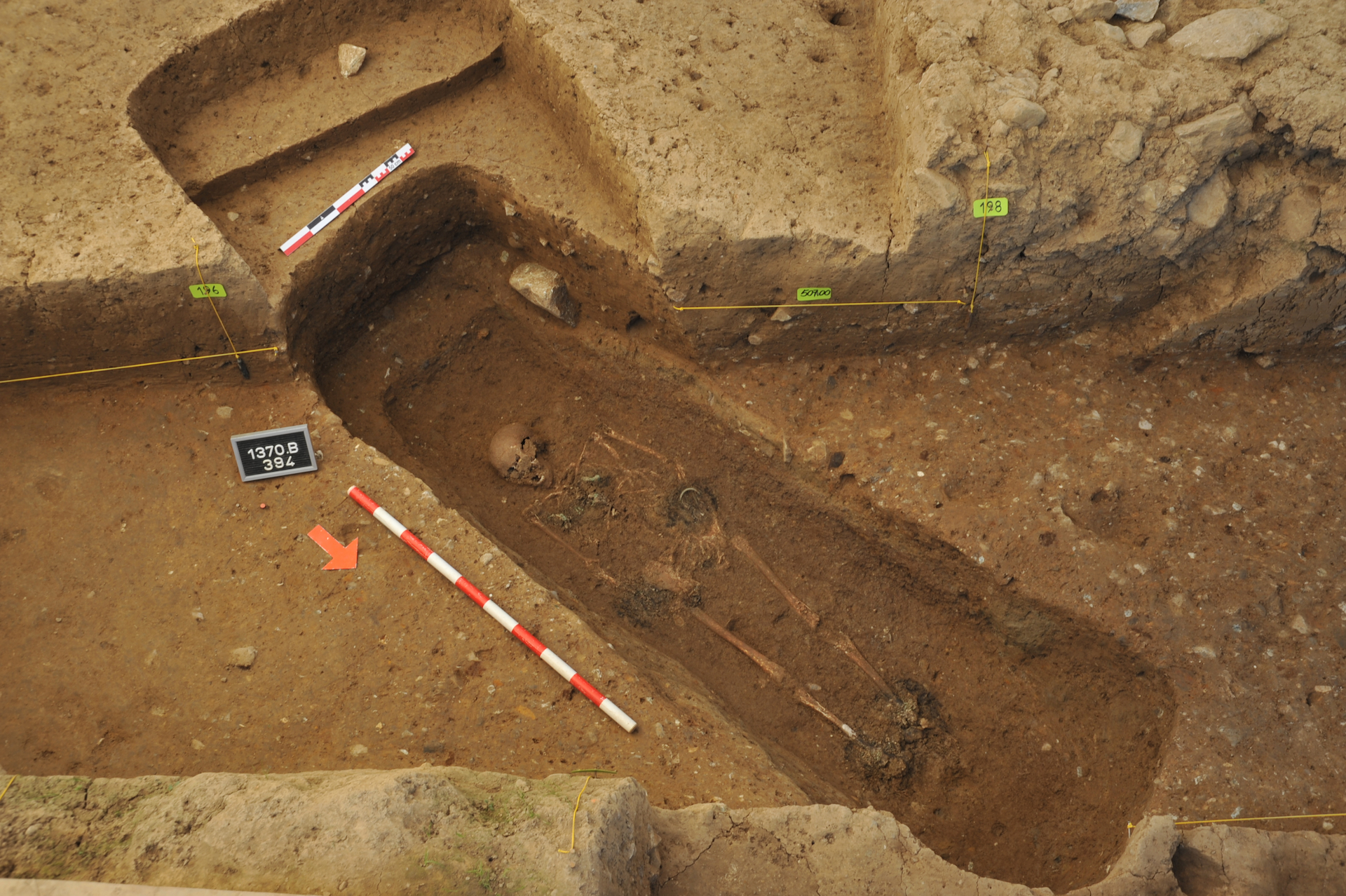 Archäologische Ausgrabungsstelle. Sichtbar ein freigelegtes Skelett
