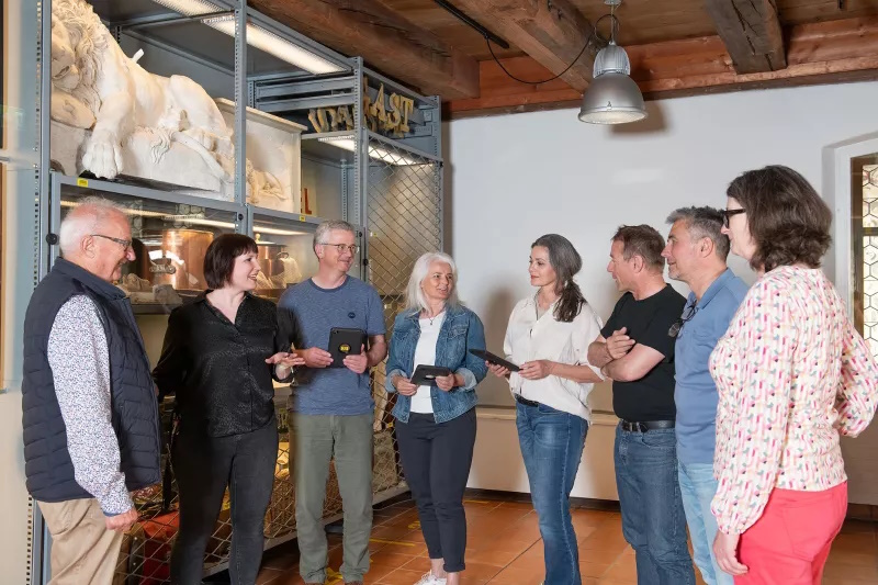 Führung im Museum Luzern, eine Gruppe erhält Informationen zu einem Museumsobjekt