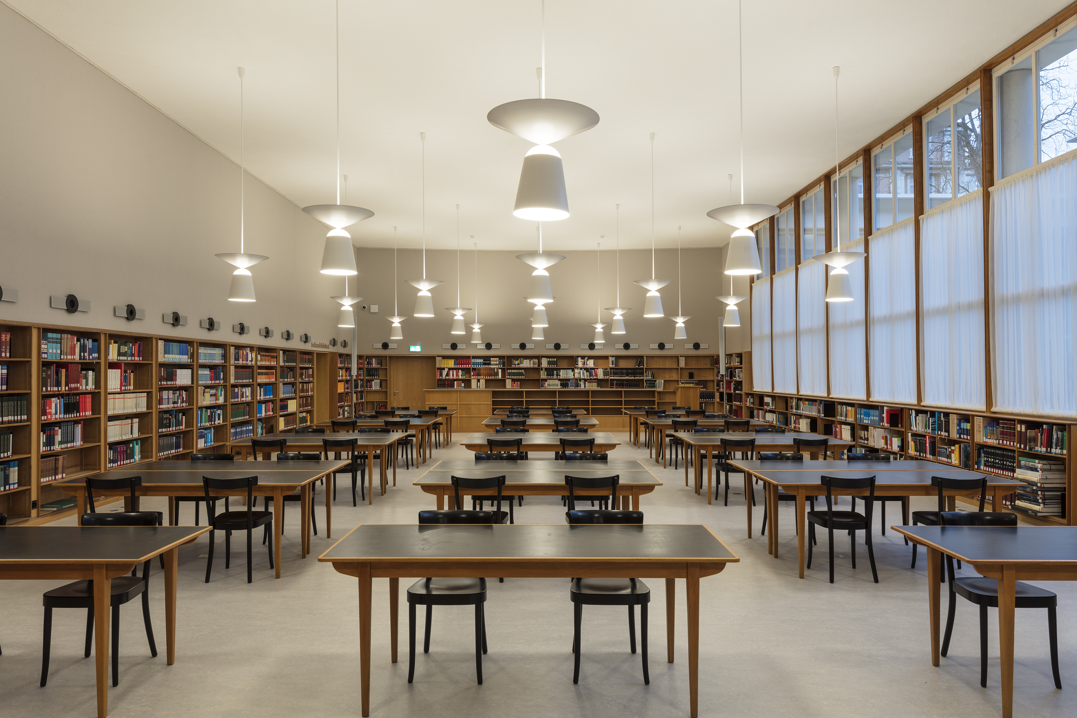 Lesesaal des Standorts an der Sempacherstrasse der Zentral- und Hochschulbibliothek